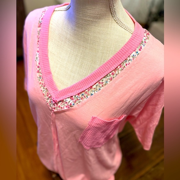 🆕🌿🩷POL: MULTI PINK V-neck Floral Lace Front Pocket Top SMALL - Picture 6 of 11